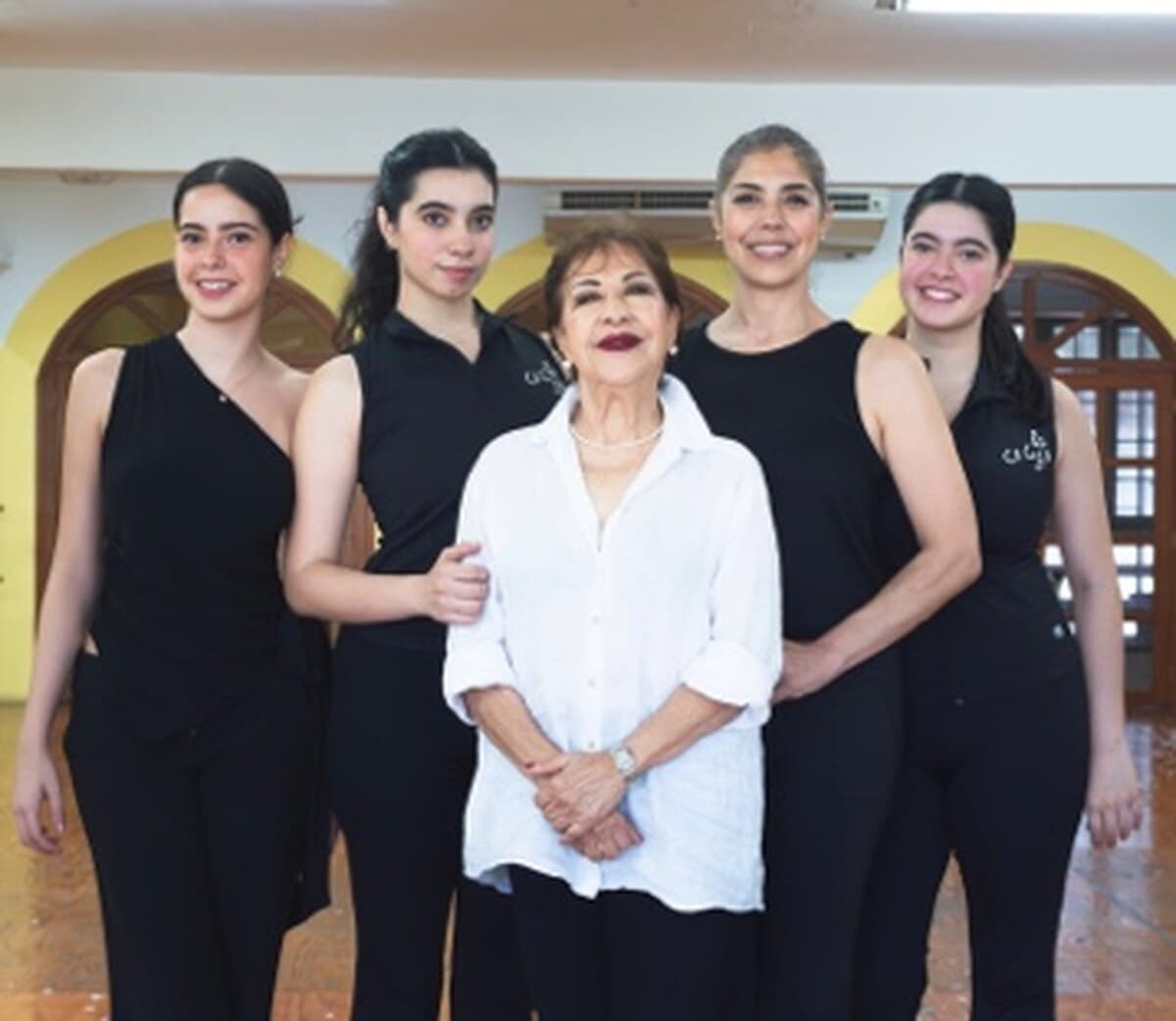 El equipo docente de la escuela junto a Chepina Guerra