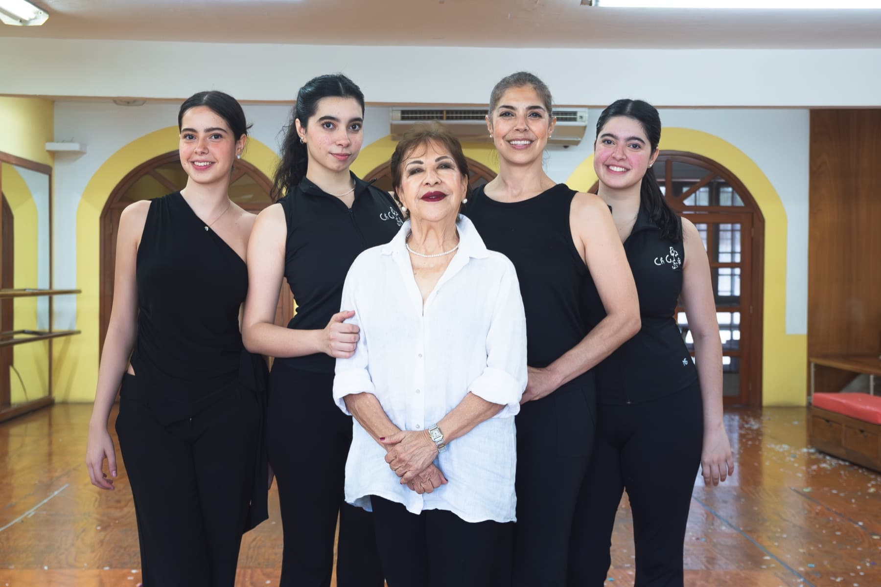 El equipo docente de la escuela junto a Chepina Guerra