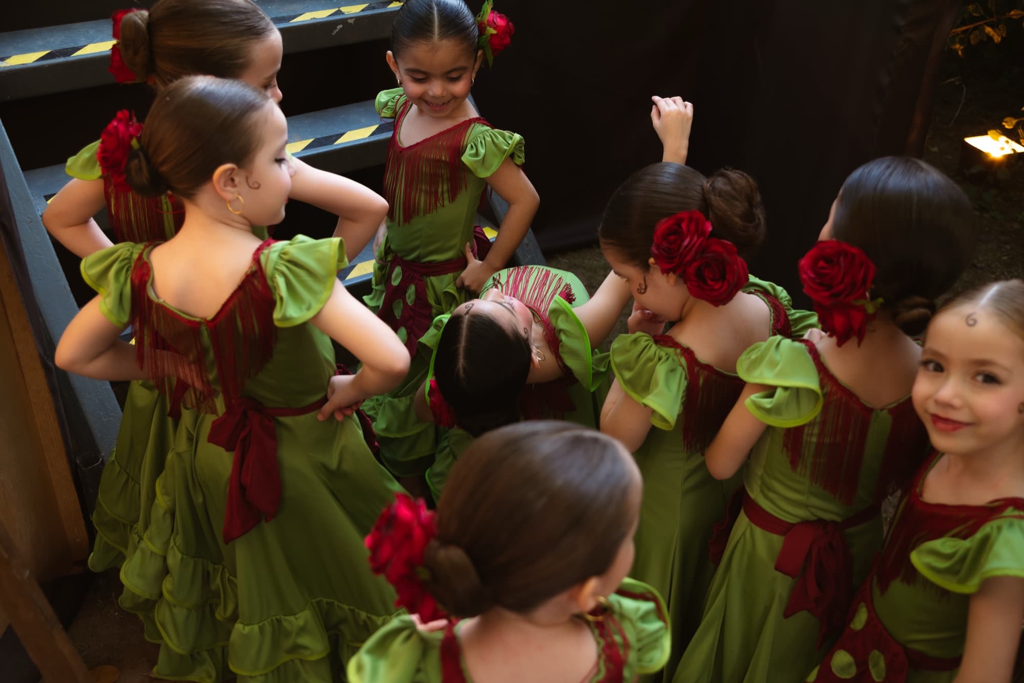 Alumnas de flamenco antes de salir a escena